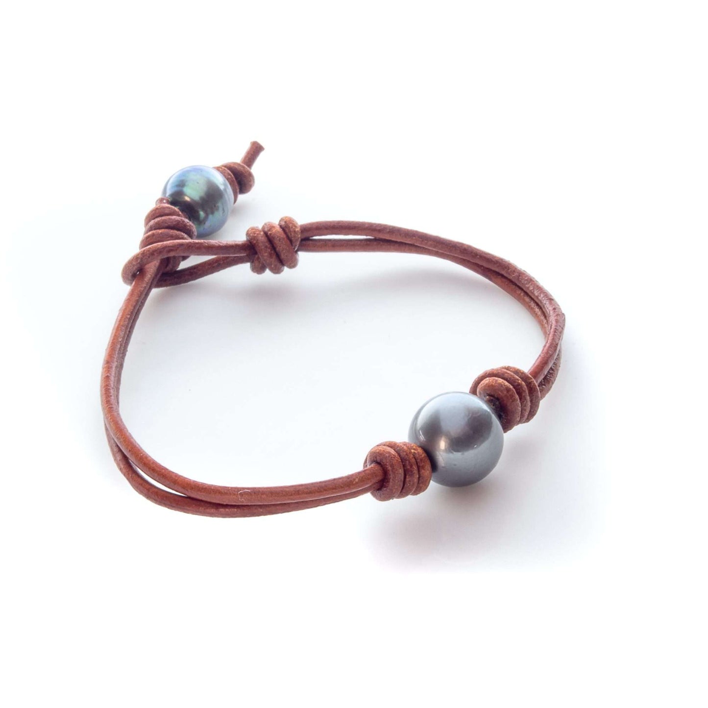 Tahitian pearl bracelet with grey undertone and leather string