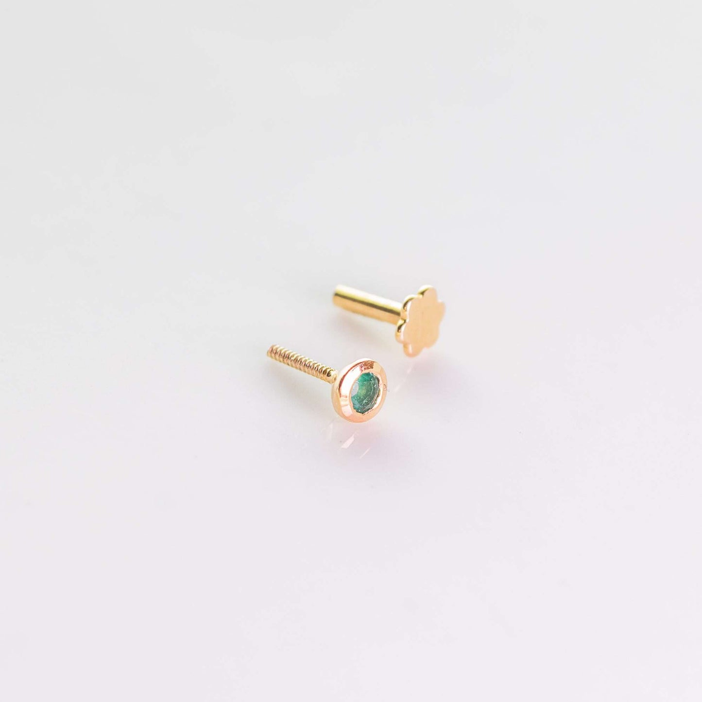 0.05 CT Emerald Stud in 18 CT Yellow Gold, Round Shape-0